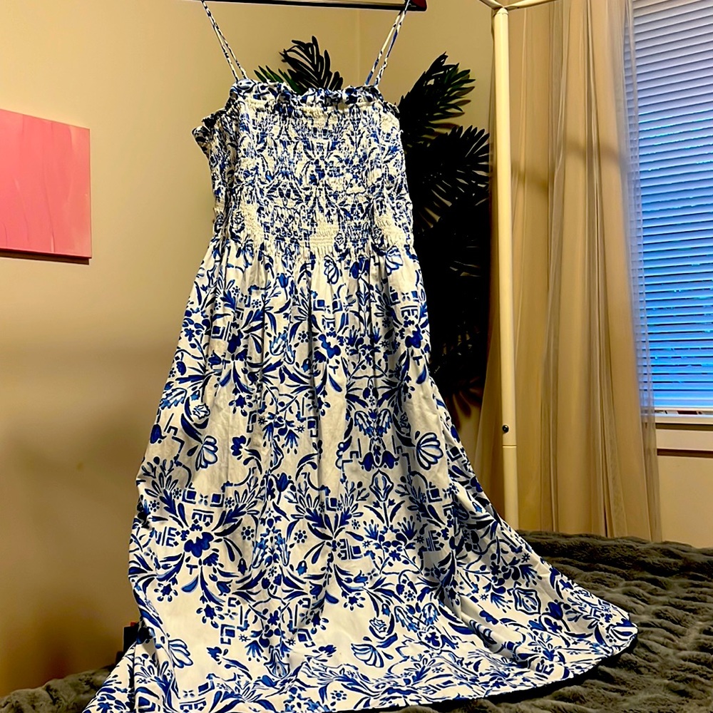 H&M blue and white pattern dress
